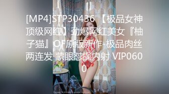 [MP4/ 1.57G] 颜值不错的风骚女模特，大辫子漏出骚奶子诱惑狼友跟两位大哥激情3P