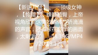 两个小骚逼快被大哥们玩坏了，床上的淫乱男女，揉奶玩逼道具抽插，口交大鸡巴让大哥舔逼，淫声荡语激情上位