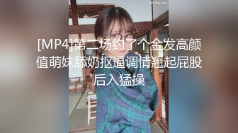 美腿少妇穿着丝袜高跟被无套干到高潮。这个姿势干到她求饶，顶到她G点了！