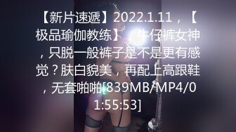 ✨极品媚黑婊✨十个眼睛九个骚，还有一个媚黑婊，眼镜妹骑在尼哥身上，握着黑吊插入小穴内