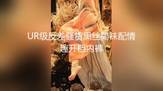 超市收款台抄底没穿内裤的少妇 这B毛太刺激了