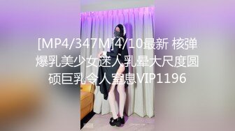 优雅女调教女SM，你的女神在这只是个给主人舔脚的下贱小母狗，反差女神被两位女主