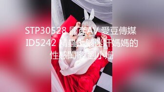 《极品CP魔手外购》色胆包天坑神潜入某公司女厕独占坑位隔板缝中实拍超多美女小姐姐方便，脸逼同步前后拍太顶了 (1)