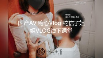 六月最新流出厕拍大神又找到一份给新KTV送酒的工作 趁此机会潜入女厕偷拍 撅屁股尿尿萝莉装黑丝少妇抠逼