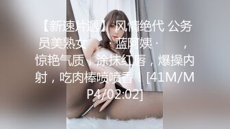 年龄不大却很骚00后嫩妹子，无毛极品肥穴假屌猛捅，骑乘抽插高潮出水，掰穴特写扣弄，小穴很紧致淫骚