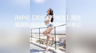 【寻花探穴】情趣酒店圆床房，粉红主题氛围好，小姐姐肚兜，女仆装来回换，淫荡激情含着鸡巴不松口