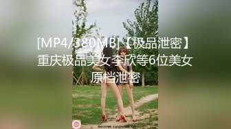 按耐不住性爱欲望 和单男3P齐操性瘾骚妻 前裹后操 骚货小逼给操麻了