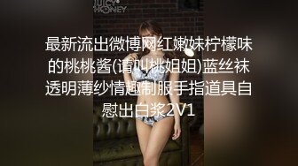 爆乳的豹纹美女展示自己