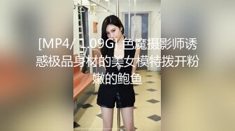 悍妇当街暴打偷手机无内女贼,众人围观看逼逼