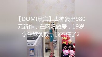 带小女友出去吃完饭，回酒店温习性爱，有点懒躺床上，舔舔更健康，小逼毛毛多也被操舒服了！