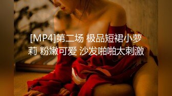 年紀不大卻有著一對傲人的巨乳主播 先是浴缸里洗澡誘惑 然后開始自慰 淫水好多