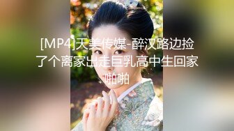 澡堂子内部员工偷窥洗完澡正在化妆的三姐妹 (1)