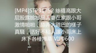 高颜值小美女上厕所被偷拍，戴眼镜的小粉妹，事后要到了妹子的微信，附朋友圈和生活照~