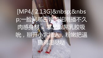 海角色女老鼠舔猫咪勾引哥哥乱伦??趁爸妈还没下班，在沙发上无套强奸哥哥肏死这条小公狗！