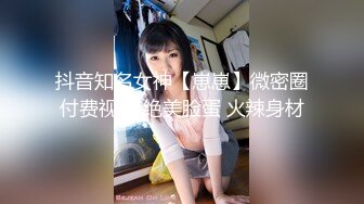 双女杯姐妹花露脸被两个小哥玩弄4P大秀，沙发上一起舔鸡巴，让小哥压在身下爆草抽插，揉奶抠逼淫声荡语真骚