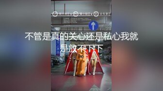 大奶子小乳头的极品少妇身材非常棒，深夜撩骚狼友揉捏骚奶子玩奶头，翘臀很诱人掰开骚逼给狼友看特写自慰