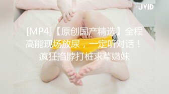 8月新流出私房大神极品收藏商场女厕全景后拍系列破洞吊带牛仔裤美女打着电话上厕所