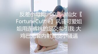 [MP4/ 686M]&nbsp;&nbsp; 肤白貌美姐妹花一起伺候大哥，床上的性感尤物给大哥舔乳头吃鸡巴，激情上位无套抽插大哥玩两女的骚操作不断