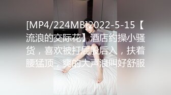 18岁白丝清纯可爱美少女，白白嫩嫩的小骚逼，小鲍鱼还是很紧