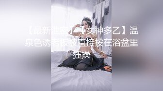 白T恤轻熟女,很懂男人心,透视内内小穴似漏非漏更是诱人,掰开湿透了