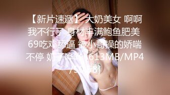 妻子被两个男人前插后操，绿帽在一旁舔老婆的脚，看着两个陌生的男人操自己的老婆