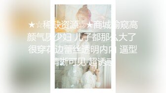 妈妈正在跟人裸聊发骚呢 揉着奶子玩儿着逼 儿子突然推门进来 快他么吓死她了