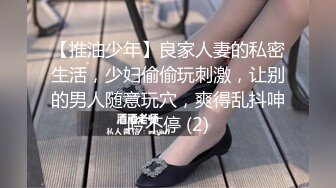 闯入小剧场女厕 偷拍尿的很急的牛仔裤美女