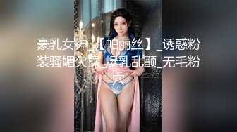 苗条贫乳美少妇，酒店里面被推倒无套啪啪后入操逼