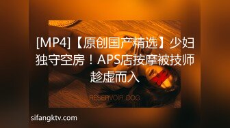 电脑上播着AV，在出租屋里面玩三P，排排啪啪草