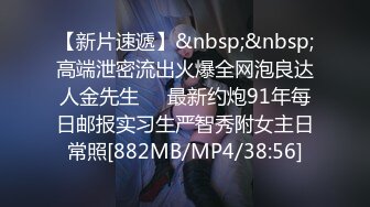 商城偷窥漂亮小少妇 眼镜大姐还挺时髦 吊带裙 关键还穿着透明蕾丝内内 逼毛清晰可见