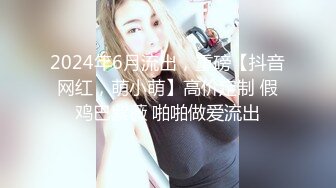 高顏值的韓國女主播大秀露臉對著觀眾吃香腸