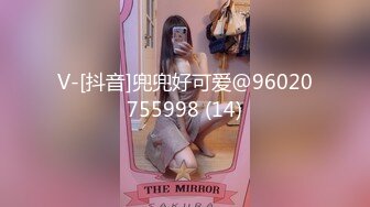 《极品CP魔手外购》美女如云餐饮店大神躲藏女厕逼脸同框偸拍数位小姐姐方便，被一个美女发现翻车了还好没有推门吓尿了 (13)