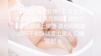 很骚的主播妹子还挺讲究卫生带着套手指扣逼喷水再用道具自慰大秀