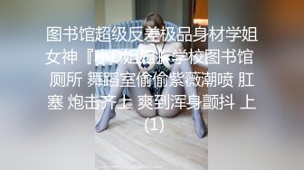 苗条美女性感诱惑，翘起屁股看微毛小穴，手指扣入表情很爽