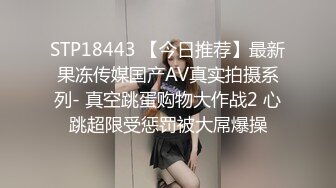 电信营业厅里的骚逼女客服，上班期间自慰骚逼后面还有个小哥哥真鸡巴骚，饮水泛滥跑到厕所各种抽插骚逼呻吟