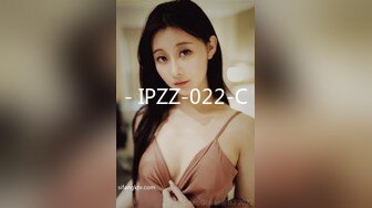 只穿着一件裹胸黑衣的性感大长腿美女 下体逼毛黑黝黝