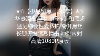 小伙酒店约操超甜学生兼职妹，文静美女，美腿黑丝细腰，忍不住吸吮奶子