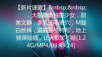 风韵犹存的母亲帮小儿子口活，鸡巴长还硬邦邦的，父亲在一旁指导儿子艹韵味妈妈，真实乱伦好刺激呀！